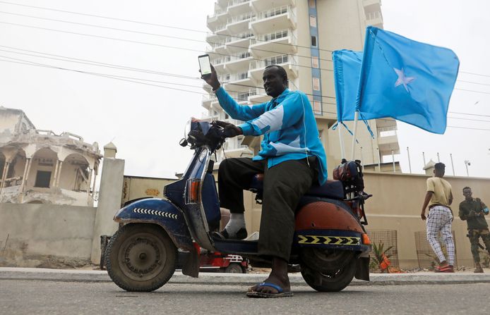 Abukar Ahmed viert in de Somalische hoofdstad Mogadishu het vonnis van het Internationaal Gerechtshof in Den Haag.