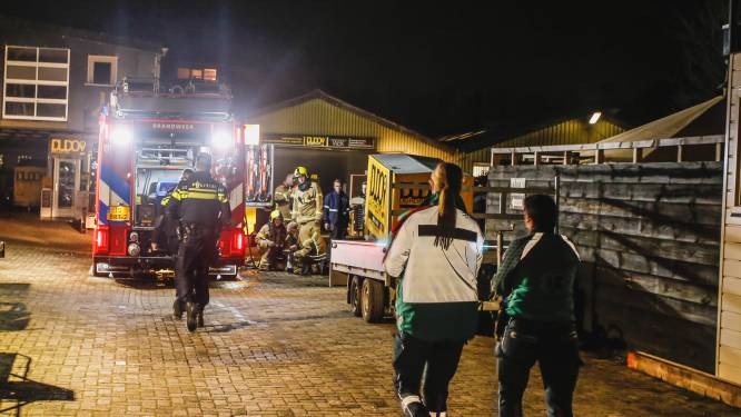 Brandweer en ambulance rukken uit na brand in Dordtse loods