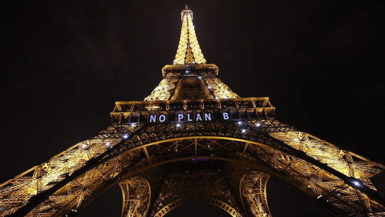 De Eiffeltoren tijdens de klimaattop in Parijs vorig jaar. Beeld ANP