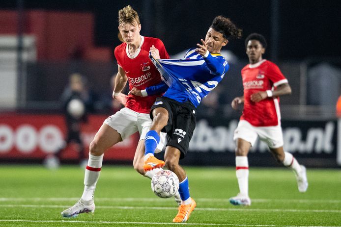 Charles-Andreas Brym duelleert om de bal.