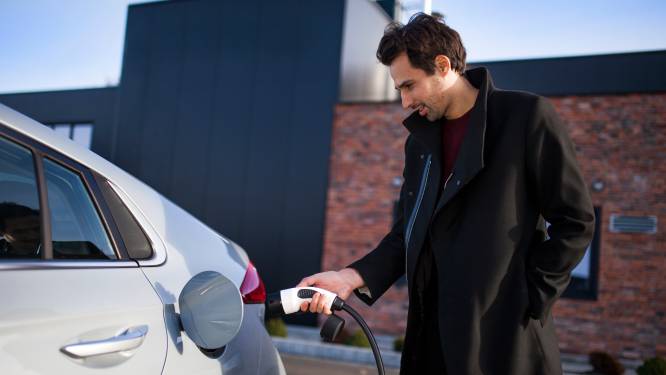 Je elektrische auto goedkoop opladen: doe je dat op het werk, thuis, onderweg of bij de supermarkt?