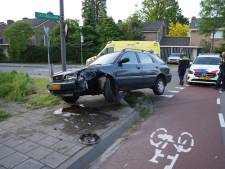 Automobilist met een slok op belandt óp paaltje langs de weg