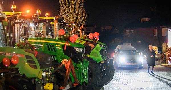 Erehaag met trekkers voor verongelukte Bart (17) uit Harbrinkhoek - Tubantia