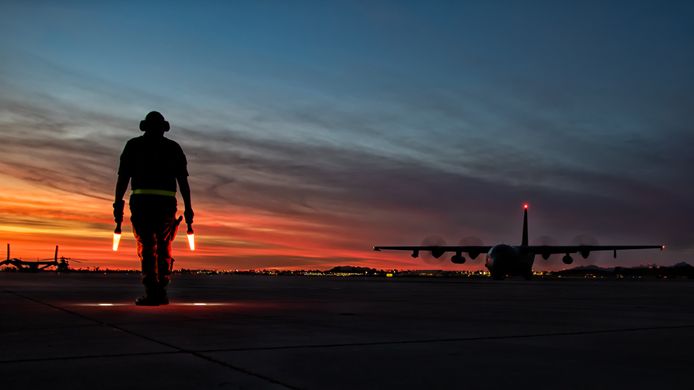 Nederlandse C-130 Hercules op de vliegbasis in Yuma, VS