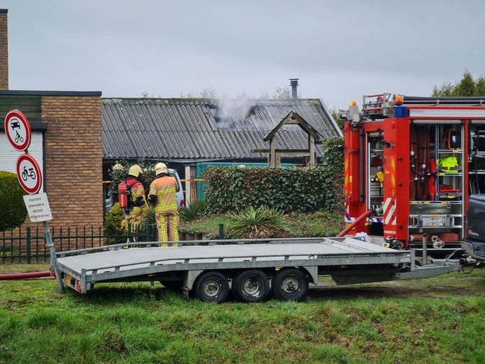 Rook komt uit het dak bij een brand in Albergen