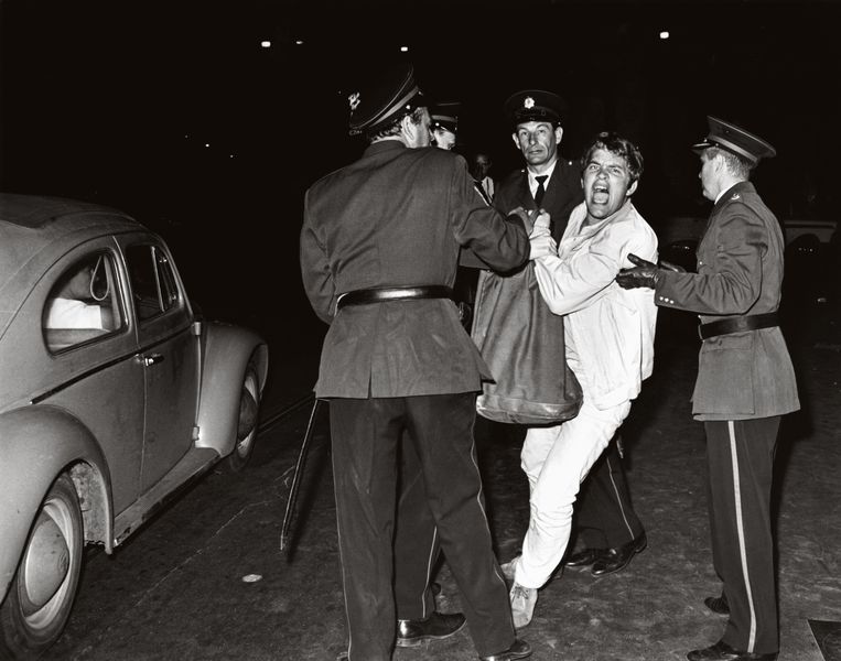 Arrestatie van Anthon Beeke tijdens een provohappening bij het Lieverdje op het Spui, 1966. Beeld Cor Jaring