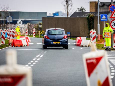 Oekraïense vluchtelingen krijgen wél zebrapad op ‘racebaan’ in Zwijndrecht