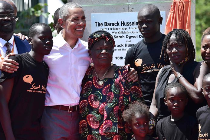 Barack Obama met zijn stiefgrootmoeder Sarah (rechts naast hem) en zijn halfzus Auma (tweede van rechts naast Sarah.