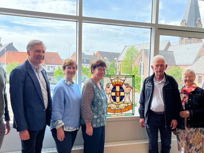 Antoon schenkt zelfgemaakt glasraam aan gemeente Lendelede