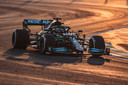 Lewis Hamilton stuurt zijn bolide over het circuit van Jeddah.