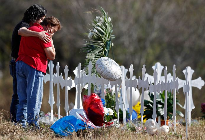 Nabestaanden treuren bij de First Baptist Church in Sutherland Springs
