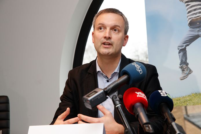 Geert Asman (PVDA) stelt de nieuwe coalitie van Zelzate voor op een persconferentie.