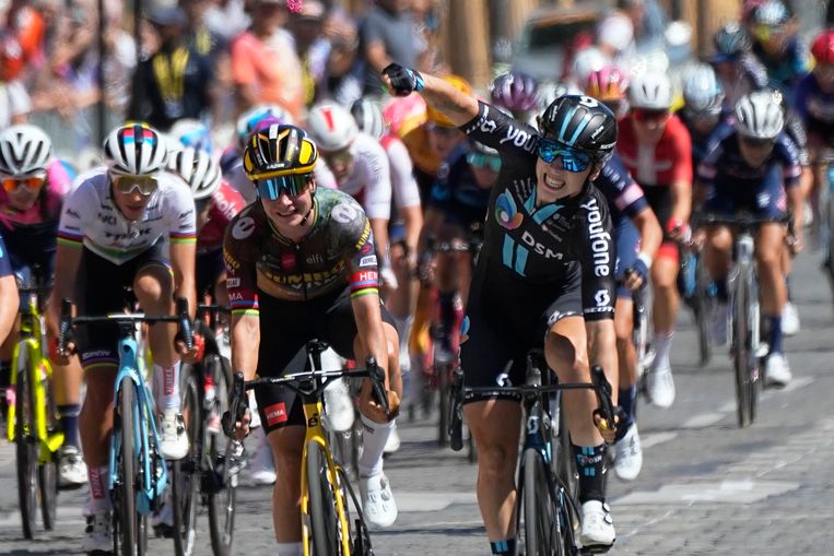 Lorena Wiebes wint voor Marianne Vos en Lotte Kopecky op de Champs-Élysées in Parijs. Beeld AP