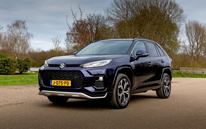 Aan ruimte en uitrusting geen gebrek in de Suzuki Across.