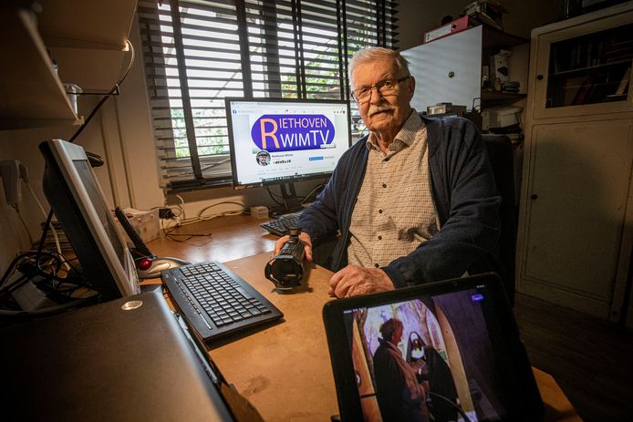 Wim Coolen in zijn studio thuis in Riethoven waar hij zijn films monteert die hij op YouTube plaatst onder de naam WimTV. Zijn films zijn registraties van lokale onderwerpen.