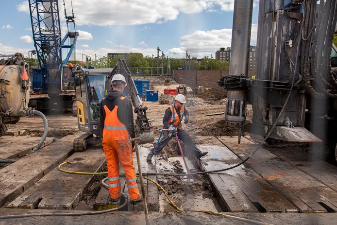 Werkzaamheden in 2014 op bouwplaats Thes tussen het station van Breda en de Terheijdenstraat.
