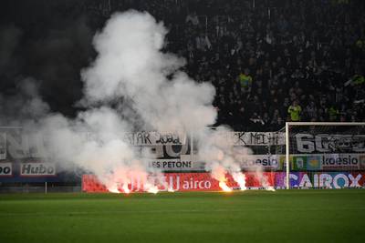 LIVE. Gholizadeh en Schoofs dreigen: wedstrijd lag ruim 10 minuten stil door wangedrag Charleroi-fans