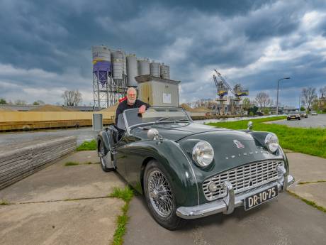Met zijn Triumph TR3 rijdt Gerrit gewoon door de rivier: ‘Hoe smaller de wegen, hoe beter’