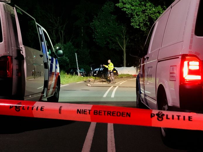 De politie verricht onderzoek op de plek van het ongeluk.