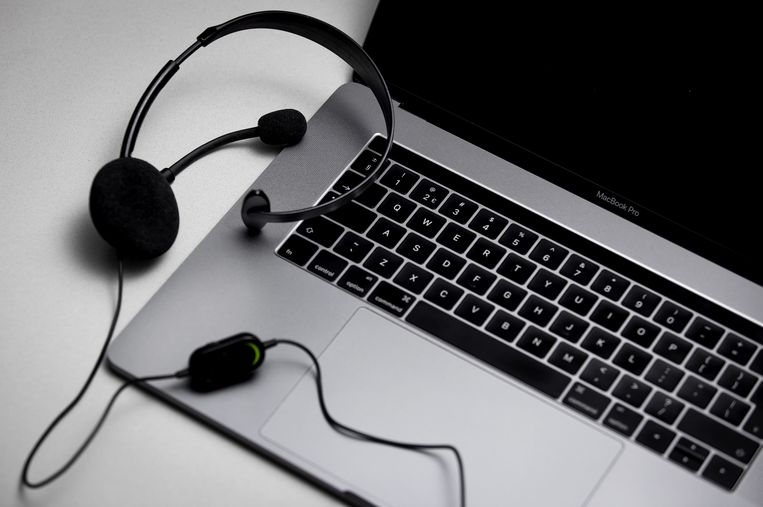De tijd die callcentermedewerkers nodig hebben om in te loggen, telt ook als werktijd, oordeelt de rechter. Beeld ANP