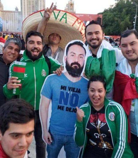 Sa femme le prive de Mondial, ce supporter mexicain est en Russie... en carton