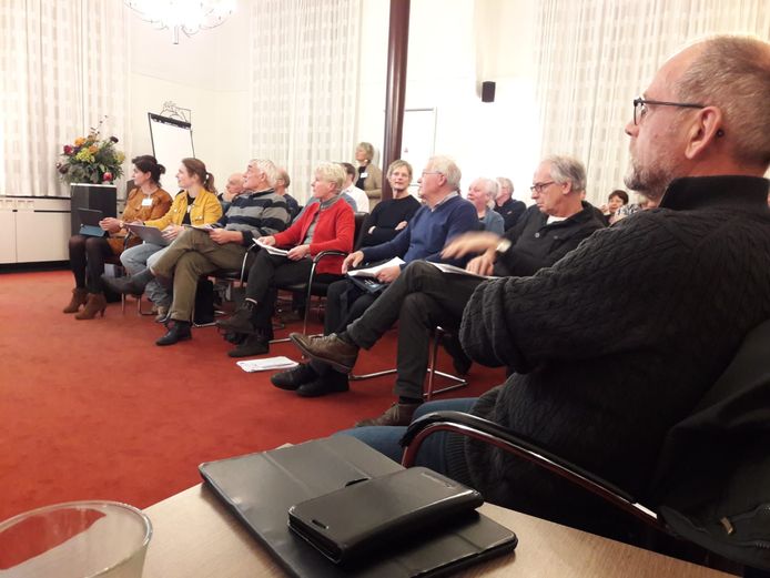 Wil Oerlemans (rechts), voorzitter van de Dorpsraad, volgt de discussie over de plannen met de Bienekebolders in Moergestel