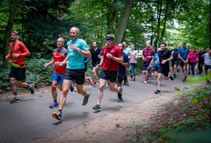 De deelnemers aan de zesde editie van de Parkrun in Park Sonsbeek, net na de start.