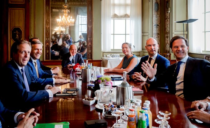 Informateur Gerrit Zalm (midden) ontvangt de onderhandelaars Alexander Pechtold (links, D66), Sybrand van Haersma Buma (2e links, CDA), Gert-Jan Segers (2e rechts, ChristenUnie) en Mark Rutte (rechts, VVD).