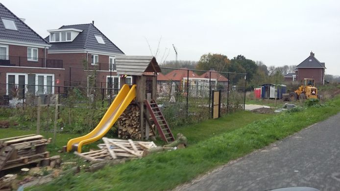 Wie in Wijchen of Druten een uitrit wil van zijn tuin naar de openbare weg, zoals bijvoorbeeld hier langs de Waaldijk in Druten, moet daarvoor weer een vergunning aanvragen.