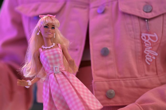 Beeld ter illustratie. Een vrouw houdt een Barbiepop vast na het bekijken van de 'Barbie' film.