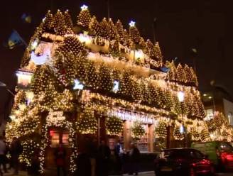 Britse pub versierd met 95 volledige kerstbomen