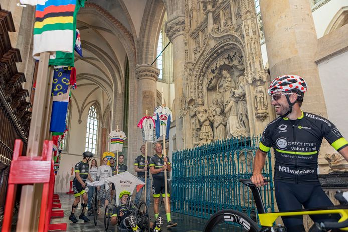 Leden van wielervereniging Breda lopen in de Grote Kerk in Breda. Het is de bedoeling dat zondag ook de profrenners met de fiets aan de hand door de kerk gaan.