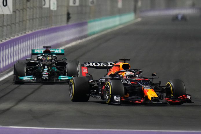 Lewis Hamilton zit Max Verstappen op de hielen tijdens de GP van Saoedi-Arabië.