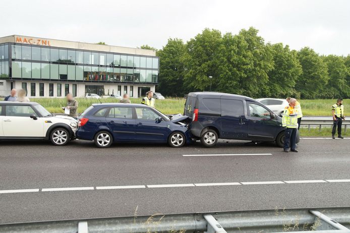 Zes auto's botsen op elkaar op A59 bij Vlijmen