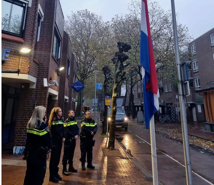 Bij het politiebureau in Zoetermeer hangt de vlag halfstok.