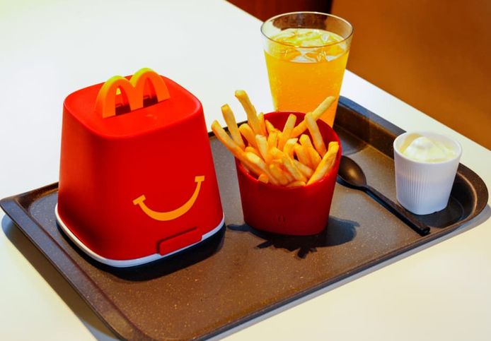 In heel Frankrijk zullen klanten van McDonald's hun maaltijd vanaf nu in herbruikbare verpakkingen geserveerd krijgen.