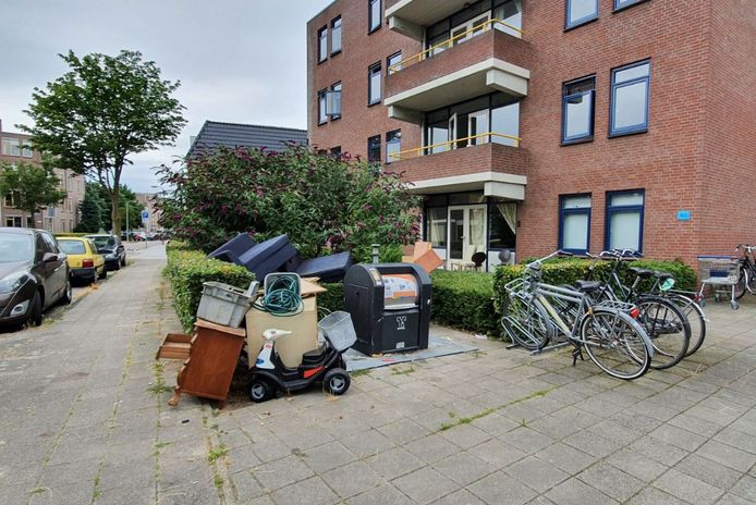 Een puinhoop aan de Dennenbosweg in Hengelo, waar regelmatig vuil naast de container wordt neergezet.