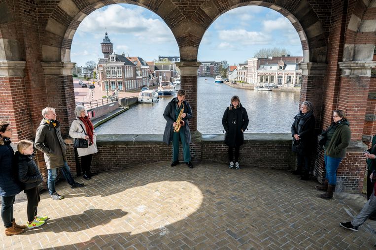 De muziekwandeling Pelgrim van saxofoniste Lotte Pen in Sneek. Beeld Bram Petraeus