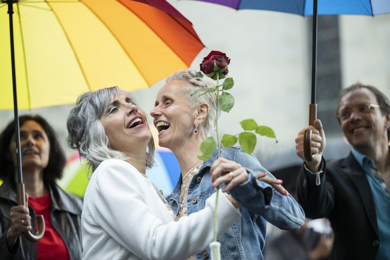 Annett Babinsky (midden) en Laura Suarez omhelzen elkaar nadat ze getrouwd zijn in ZÃ¼rich (01/07/22) Beeld ANP / EPA