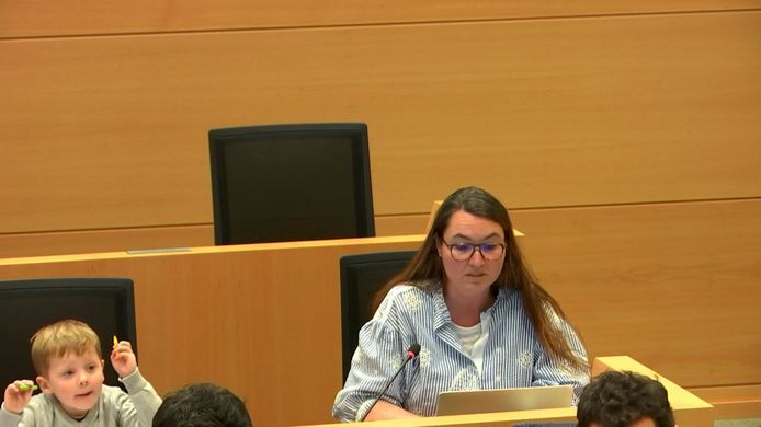 Ellen Samyn (Vlaams Belang) nam dinsdag haar zoontje Antoon (4) mee naar de commissie in de Kamer van Volksvertegenwoordigers.