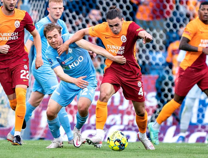 Simon Tibbling (blauw) tegen Galatasaray.