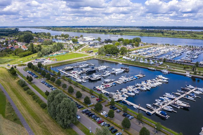 De jachthaven van Drimmelen, uiterst links een stukje van de Standhazensedijk die verzwaard gaat worden