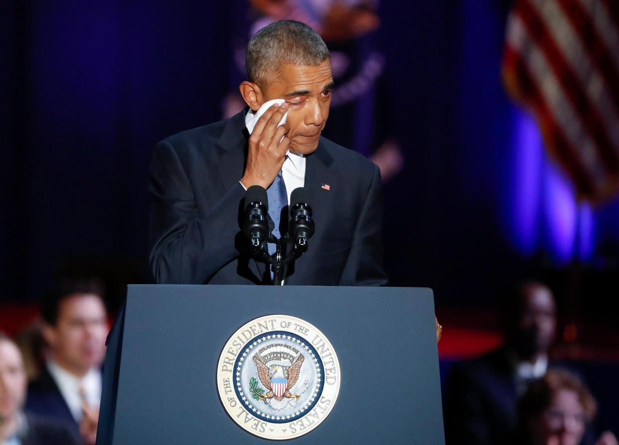 Met een dankbetuiging aan Michelle Obama ontlokte de president zichzelf een traan. Beeld afp