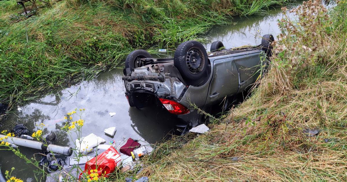 Omstanders redden twee volwassenen en baby uit te water geraakte auto bij Enspijk
