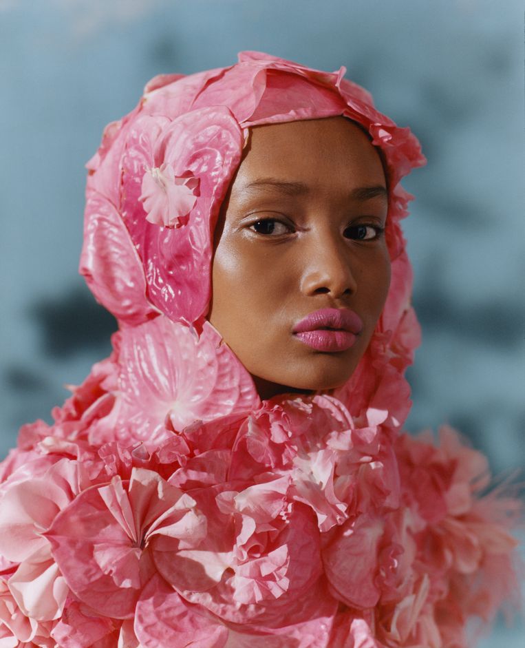 Om een artikel over de kracht van de kleur roze in de Amerikaanse ‘Vogue’ te illustreren, wist Mitchell het ­opkomende ­Somalische model Ugbad Abdi te strikken. Beeld Tyler Mitchell