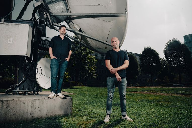 Tomas De Soete (r.) en Vincent Byloo maakten samen 'Puntje van kritiek', een programma op Radio 1 waarin klachten van luisteraars werden behandeld. Beeld © Stefaan Temmerman