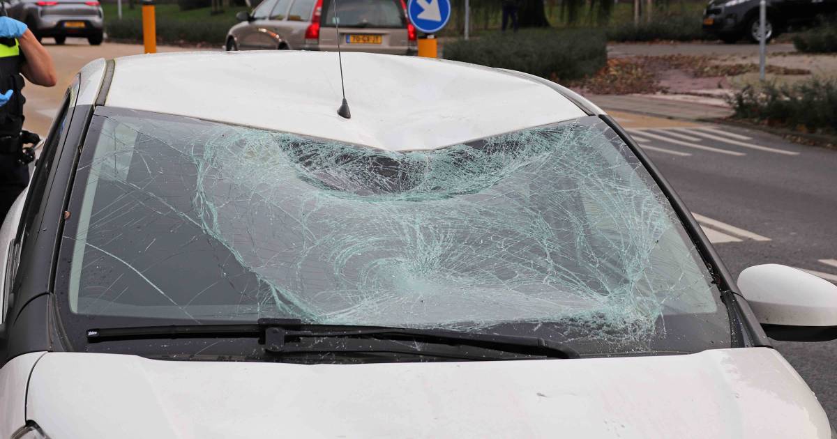 Fietser naar het ziekenhuis door botsing met auto in Waalwijk.