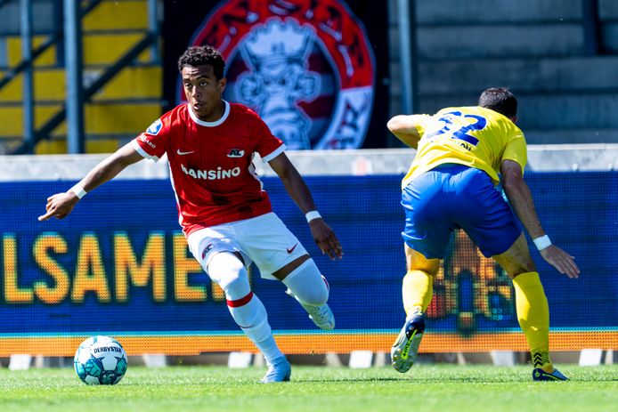 AZ-speler Yusuf Barasi in actie tegen Westerlo.