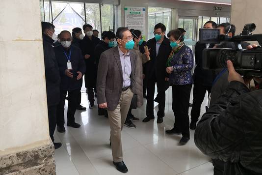 Zhong Nanshan, een van de meest vooraanstaande Chinese wetenschappers op het gebied van longziektes, op bezoek in een ziekenhuis in Wuhan.