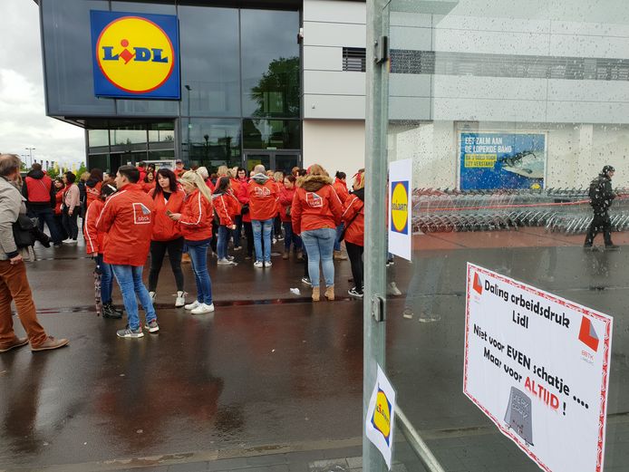 Het personeel van supermarktketen Lidl legde eind april in ons land een week het werk neer. De winkels bleven gesloten, distributiecentra werden geblokkeerd.